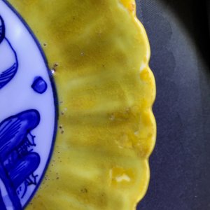 Een paar Chinese blauw-witte gelobde borden met gele rand, 'haas' merk, Wanli — foto 5