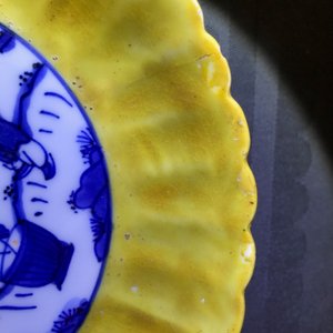 Een paar Chinese blauw-witte gelobde borden met gele rand, 'haas' merk, Wanli — foto 7