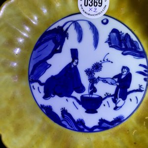 Een paar Chinese blauw-witte gelobde borden met gele rand, 'haas' merk, Wanli — foto 10