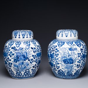 Een paar Chinese blauw-witte gemberpotten en deksels met floraal decor, Kangxi — foto 1