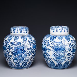 Een paar Chinese blauw-witte gemberpotten en deksels met floraal decor, Kangxi — foto 2