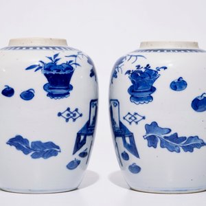 Een paar Chinese blauw-witte gemberpotten en drie diverse blauw-witte florale borden, 18/19e eeuw — foto 6