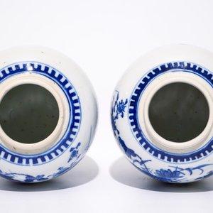 Een paar Chinese blauw-witte gemberpotten en drie diverse blauw-witte florale borden, 18/19e eeuw — foto 9