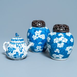Een paar Chinese blauw-witte gemberpotten en een theepot, Kangxi — foto 1