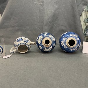 Een paar Chinese blauw-witte gemberpotten en een theepot, Kangxi — foto 11