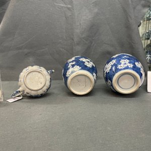 Een paar Chinese blauw-witte gemberpotten en een theepot, Kangxi — foto 12