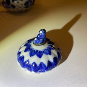 Een paar Chinese blauw-witte gemberpotten en een theepot, Kangxi — foto 13