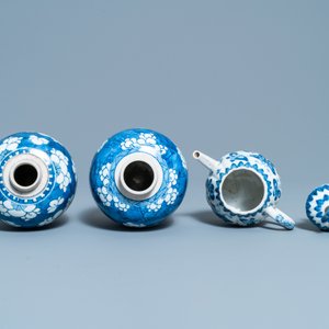 Een paar Chinese blauw-witte gemberpotten en een theepot, Kangxi — foto 7