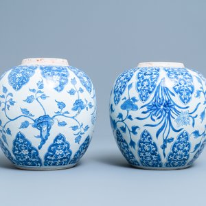Een paar Chinese blauw-witte gemberpotten met floraal decor, Kangxi — foto 2