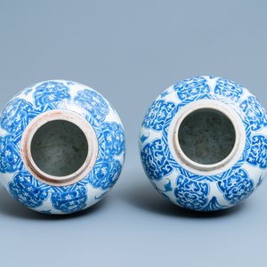 Een paar Chinese blauw-witte gemberpotten met floraal decor, Kangxi — foto 5