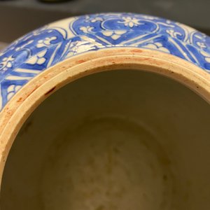 Een paar Chinese blauw-witte gemberpotten met floraal decor, Kangxi — foto 8