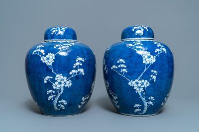 Een paar Chinese blauw-witte gemberpotten met 'prunus op gebroken ijs', 19e eeuw