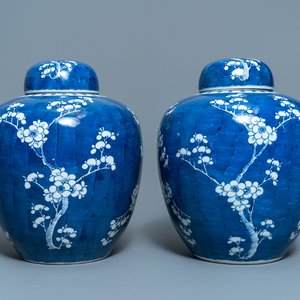 Een paar Chinese blauw-witte gemberpotten met 'prunus op gebroken ijs', 19e eeuw — foto 1