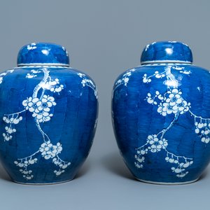 Een paar Chinese blauw-witte gemberpotten met 'prunus op gebroken ijs', 19e eeuw — foto 4