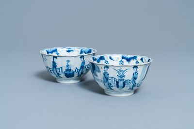Een paar Chinese blauw-witte geribde kommen met Lange Lijzen, Chenghua merk, Kangxi