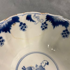 Een paar Chinese blauw-witte geribde kommen met Lange Lijzen, Chenghua merk, Kangxi — foto 13