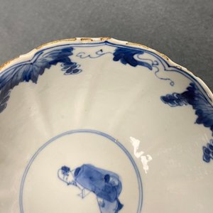 Een paar Chinese blauw-witte geribde kommen met Lange Lijzen, Chenghua merk, Kangxi — foto 17