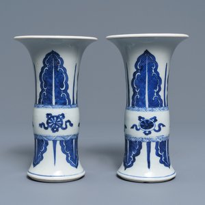 Een paar Chinese blauw-witte 'gu' vazen, Kangxi — foto 1