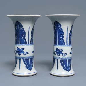 Een paar Chinese blauw-witte 'gu' vazen, Kangxi — foto 2