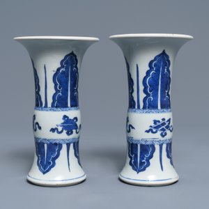 Een paar Chinese blauw-witte 'gu' vazen, Kangxi — foto 4