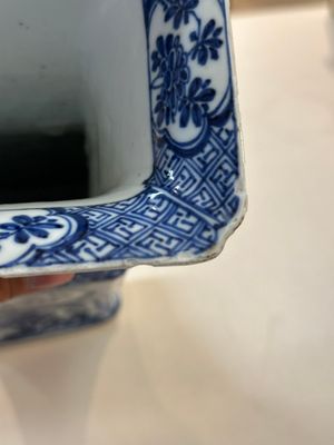 Een paar Chinese blauw-witte 'gu' vazen met floraal decor, Kangxi — foto 11