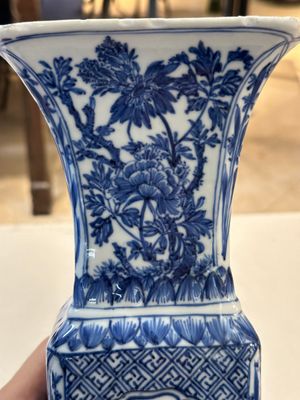 Een paar Chinese blauw-witte 'gu' vazen met floraal decor, Kangxi — foto 12