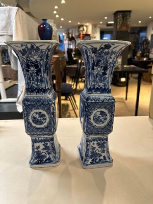 Een paar Chinese blauw-witte 'gu' vazen met floraal decor, Kangxi — foto 2