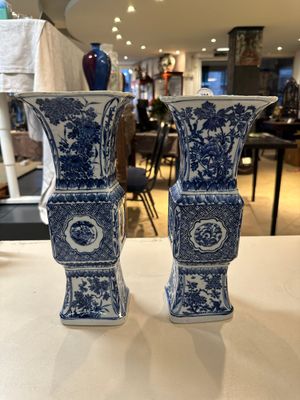 Een paar Chinese blauw-witte 'gu' vazen met floraal decor, Kangxi — foto 3