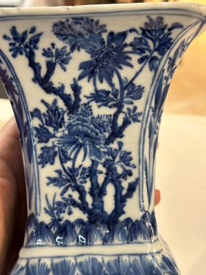 Een paar Chinese blauw-witte 'gu' vazen met floraal decor, Kangxi — foto 8