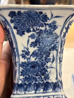 Een paar Chinese blauw-witte 'gu' vazen met floraal decor, Kangxi — foto 10