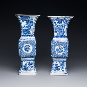 Een paar Chinese blauw-witte 'gu' vazen met floraal decor, Kangxi — foto 3