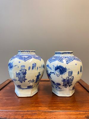 Een paar Chinese blauw-witte hexagonale vazen, Transitie periode — foto 1