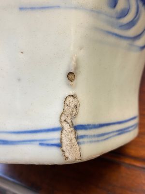 Een paar Chinese blauw-witte hexagonale vazen, Transitie periode — foto 17
