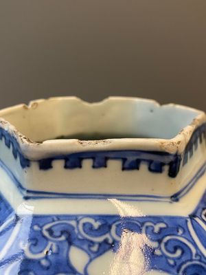 Een paar Chinese blauw-witte hexagonale vazen, Transitie periode — foto 18