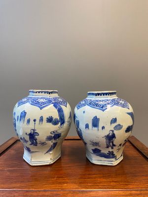 Een paar Chinese blauw-witte hexagonale vazen, Transitie periode — foto 2