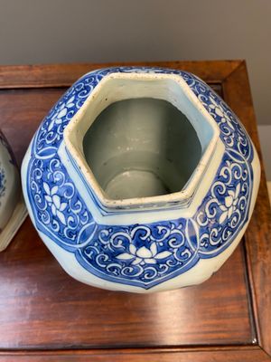 Een paar Chinese blauw-witte hexagonale vazen, Transitie periode — foto 6