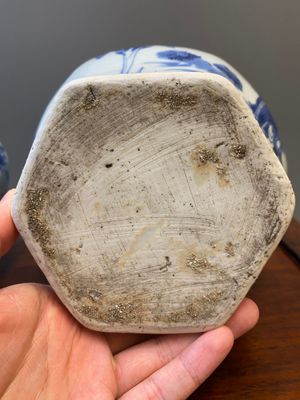 Een paar Chinese blauw-witte hexagonale vazen, Transitie periode — foto 8
