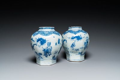 Een paar Chinese blauw-witte hexagonale vazen, Transitie periode