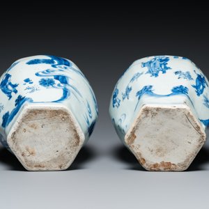 Een paar Chinese blauw-witte hexagonale vazen, Transitie periode — foto 6