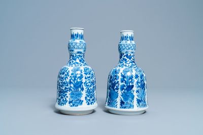 Een paar Chinese blauw-witte hookah-basissen met floraal decor, Kangxi