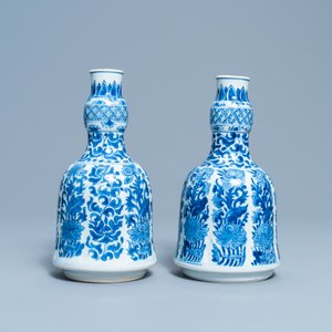 Een paar Chinese blauw-witte hookah-basissen met floraal decor, Kangxi — foto 2