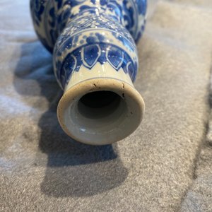 Een paar Chinese blauw-witte hookah-basissen met floraal decor, Kangxi — foto 7
