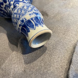 Een paar Chinese blauw-witte hookah-basissen met floraal decor, Kangxi — foto 8
