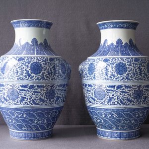 Een paar Chinese blauw-witte hu vazen met florale slingers, Qianlong merk, 19e eeuw — foto 9