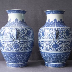 Een paar Chinese blauw-witte hu vazen met florale slingers, Qianlong merk, 19e eeuw — foto 10
