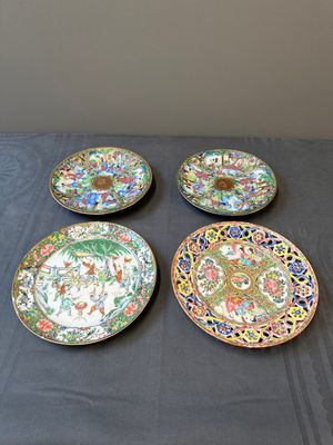 Een paar Chinese blauw-witte in Canton overgedecoreerde borden, een famille rose bord met spelende jongens en een opengewerkt bord, 19e eeuw — foto 1