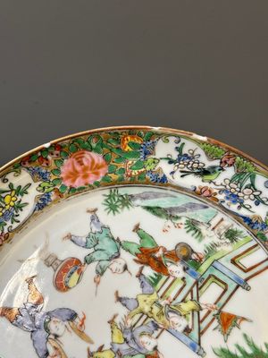 Een paar Chinese blauw-witte in Canton overgedecoreerde borden, een famille rose bord met spelende jongens en een opengewerkt bord, 19e eeuw — foto 13