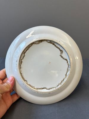 Een paar Chinese blauw-witte in Canton overgedecoreerde borden, een famille rose bord met spelende jongens en een opengewerkt bord, 19e eeuw — foto 14