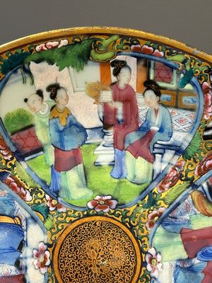 Een paar Chinese blauw-witte in Canton overgedecoreerde borden, een famille rose bord met spelende jongens en een opengewerkt bord, 19e eeuw — foto 23