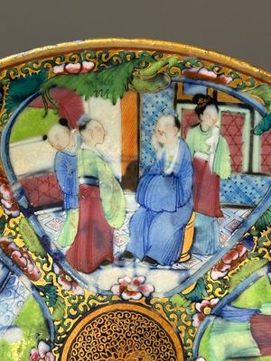 Een paar Chinese blauw-witte in Canton overgedecoreerde borden, een famille rose bord met spelende jongens en een opengewerkt bord, 19e eeuw — foto 24